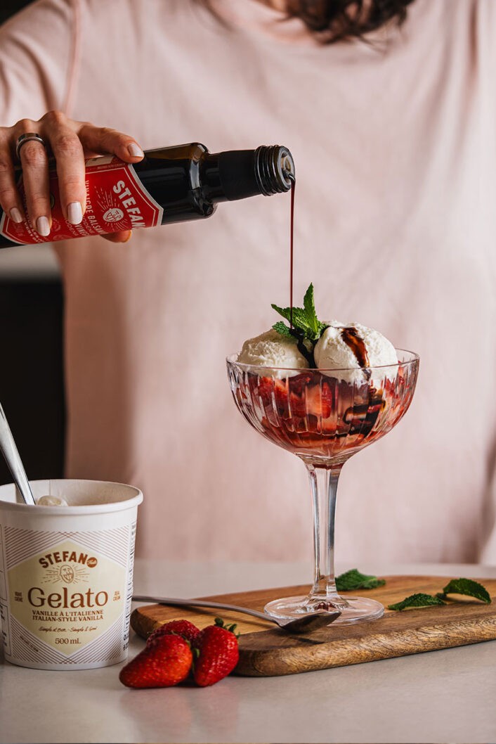 Voici votre nouveau dessert de saison préféré, garanti. Un mariage étonnant mais si bon! Surtout lorsque les fraises sont en saison. De la visite à l'improviste? Pas de panique, voici un dessert qui impressionne et qui ne demande aucune préparation. Une recette originaire de la région d'Emilie Romagne en Italie où le vinaigre balsamique accompagne à merveille les fraises sucrées.