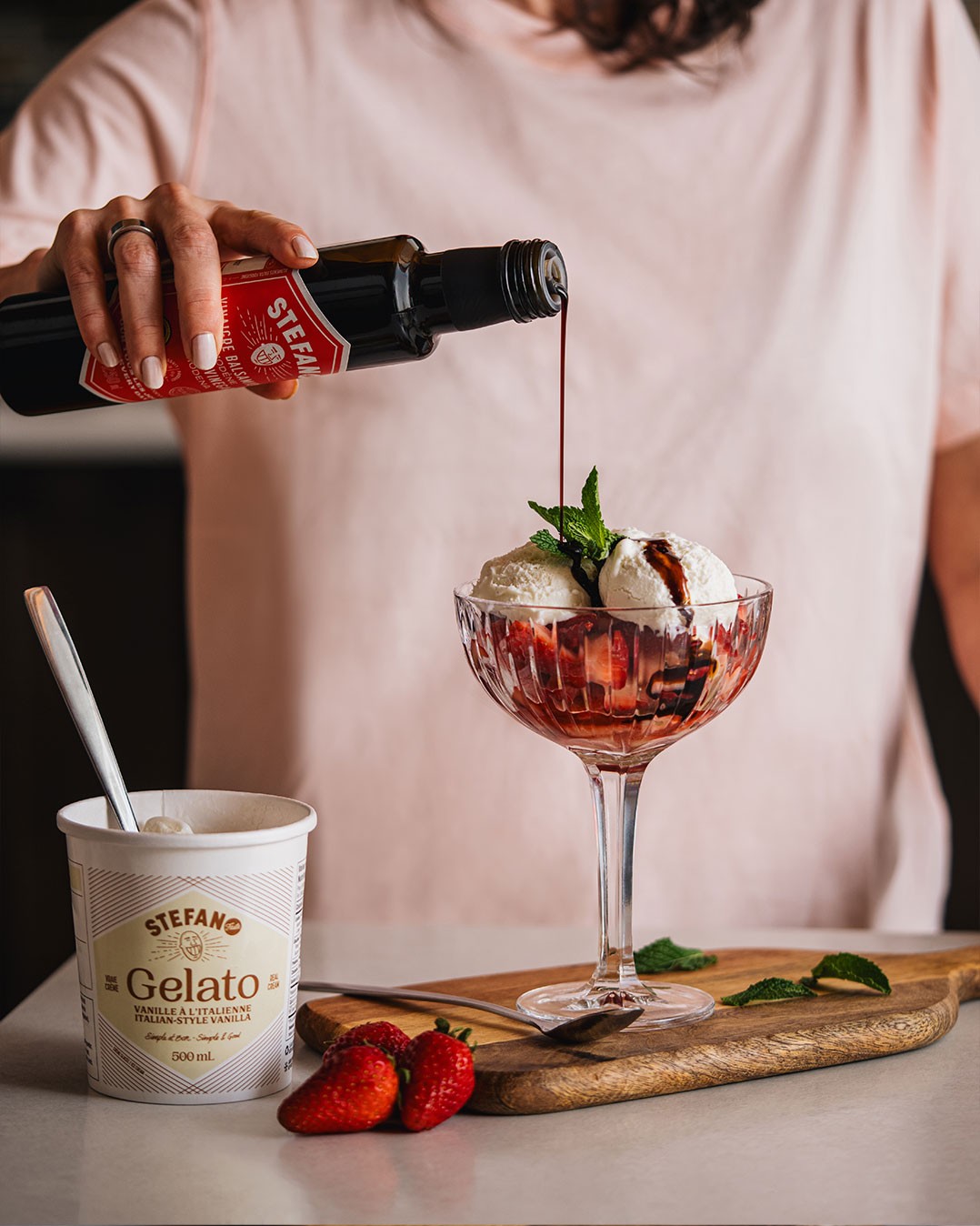 Voici votre nouveau dessert de saison préféré, garanti. Un mariage étonnant mais si bon! Surtout lorsque les fraises sont en saison. De la visite à l'improviste? Pas de panique, voici un dessert qui impressionne et qui ne demande aucune préparation. Une recette originaire de la région d'Emilie Romagne en Italie où le vinaigre balsamique accompagne à merveille les fraises sucrées.