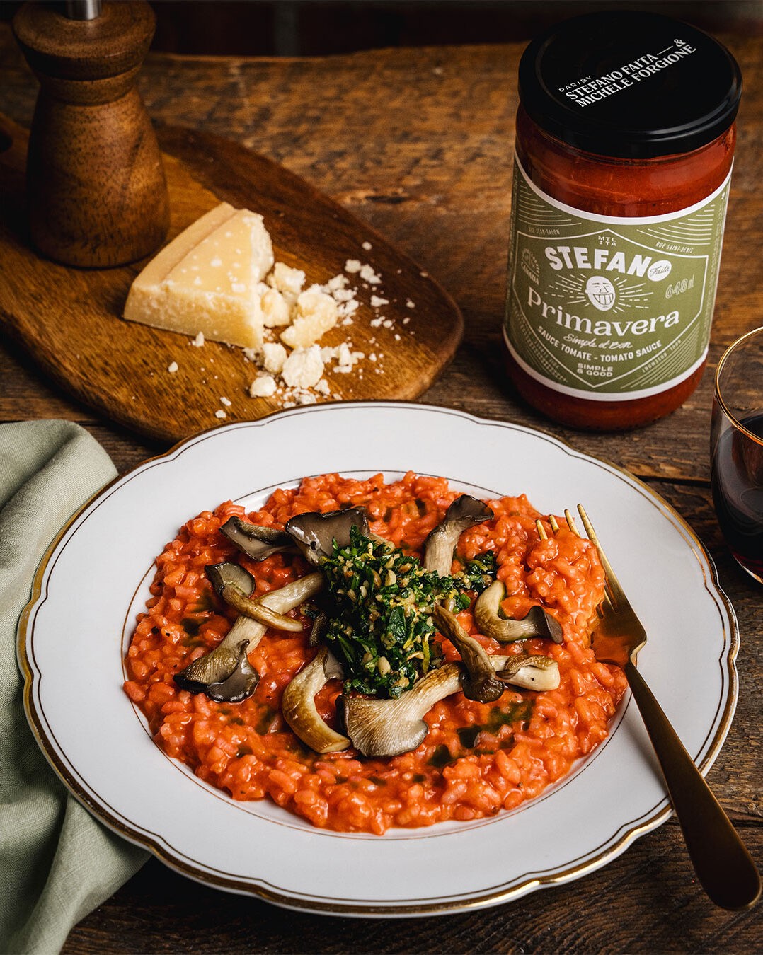 Don't be afraid of risotto, it's much easier than you think. This spring recipe is vegan, inexpensive, and can be made rather quickly. It's a great way to discover risotto for a special occasion and make it a chic, yet accessible dinner.