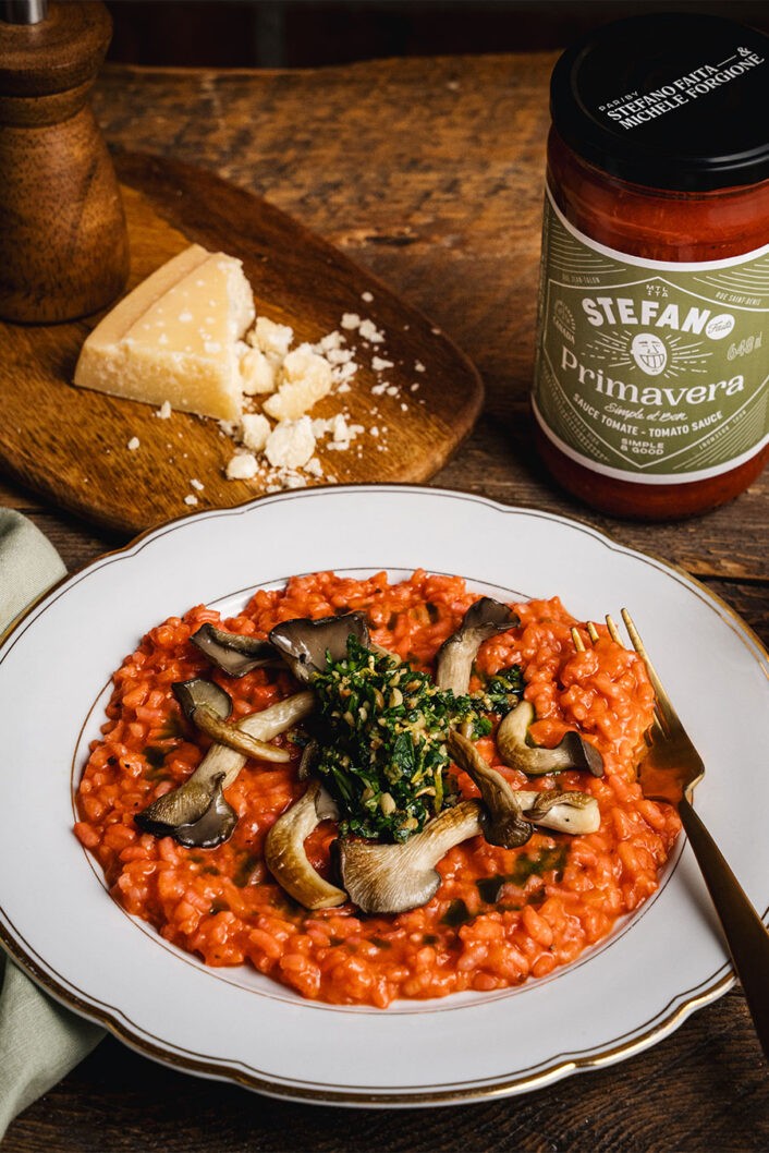 Don't be afraid of risotto, it's much easier than you think. This spring recipe is vegan, inexpensive, and can be made rather quickly. It's a great way to discover risotto for a special occasion and make it a chic, yet accessible dinner.