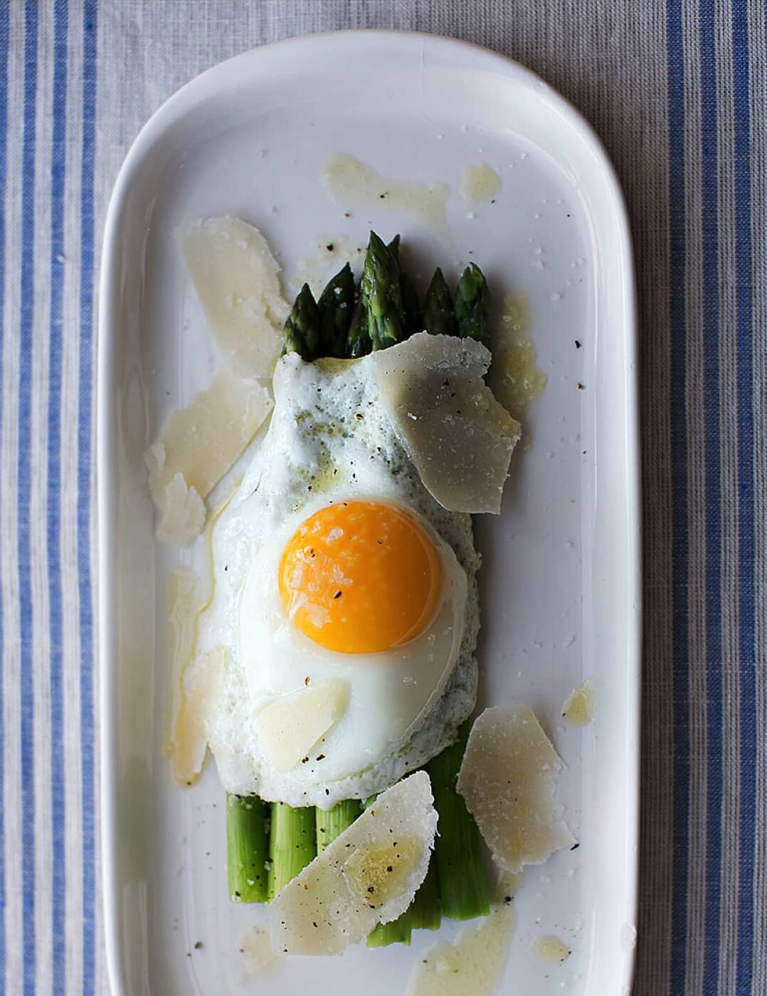 Asperges sautées et oeuf miroir