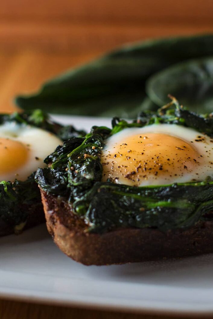 Bruschetta oeuf et épinards