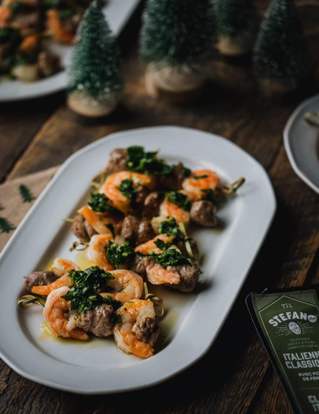 Brochettes de crevettes et saucisses avec gremolata