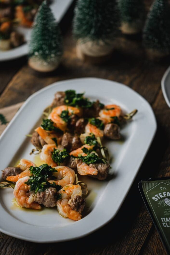 Brochettes de crevettes et saucisses avec gremolata