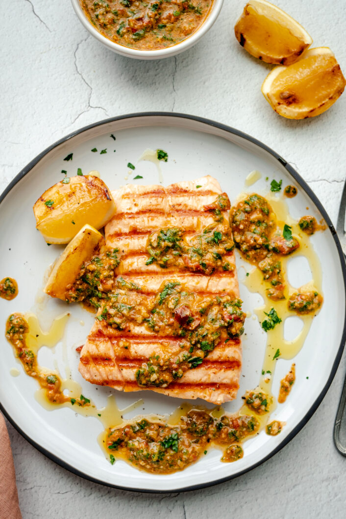 SAUMON GRILLÉ AVEC PESTO SICILIEN