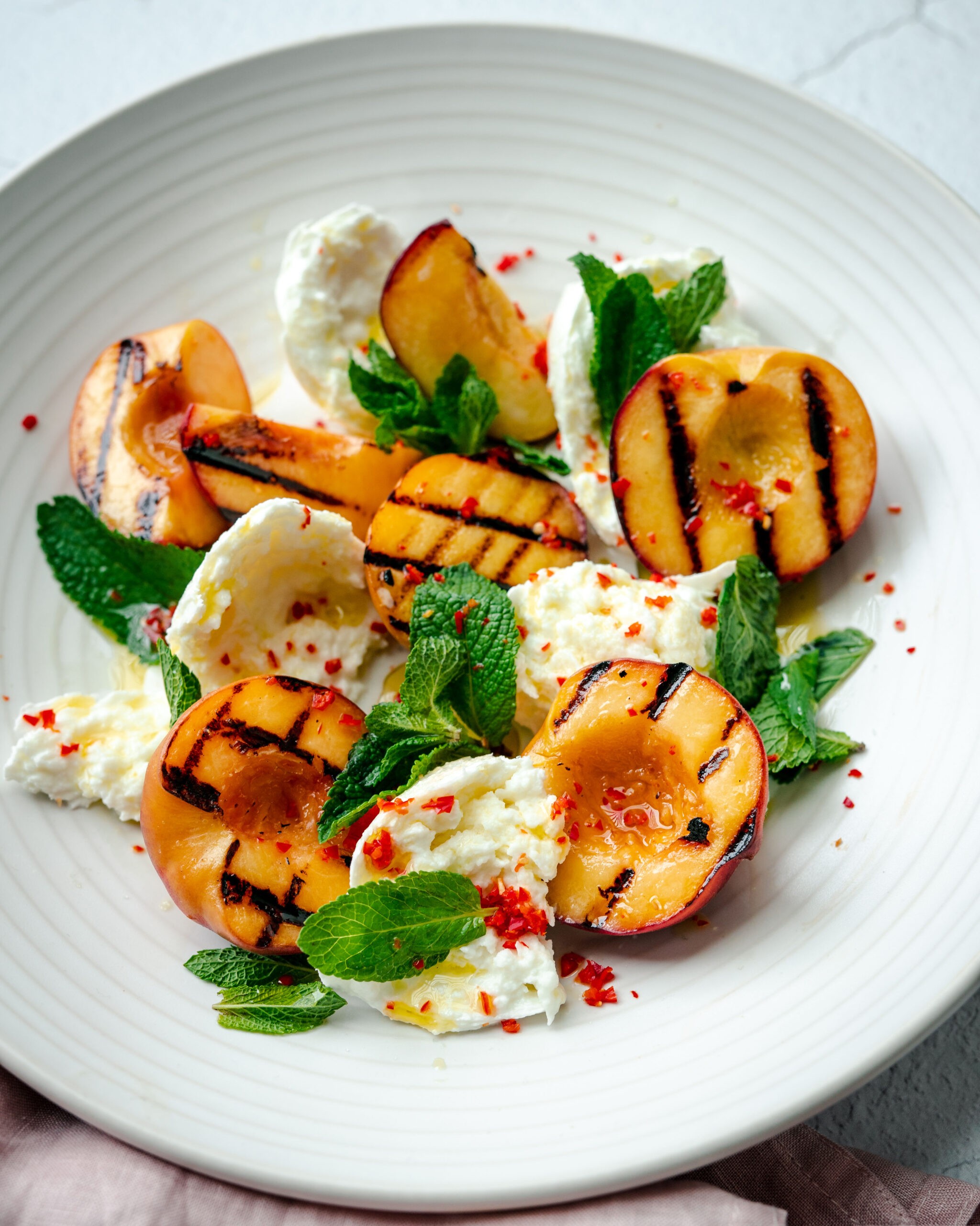 PÊCHES GRILLÉES ET MOZZARELLA DI BUFALA