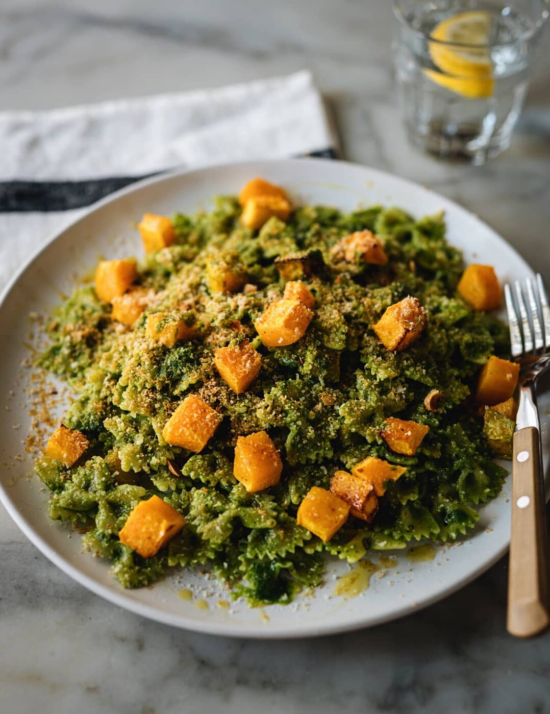 Farfalle avec pesto de kale et courges roties