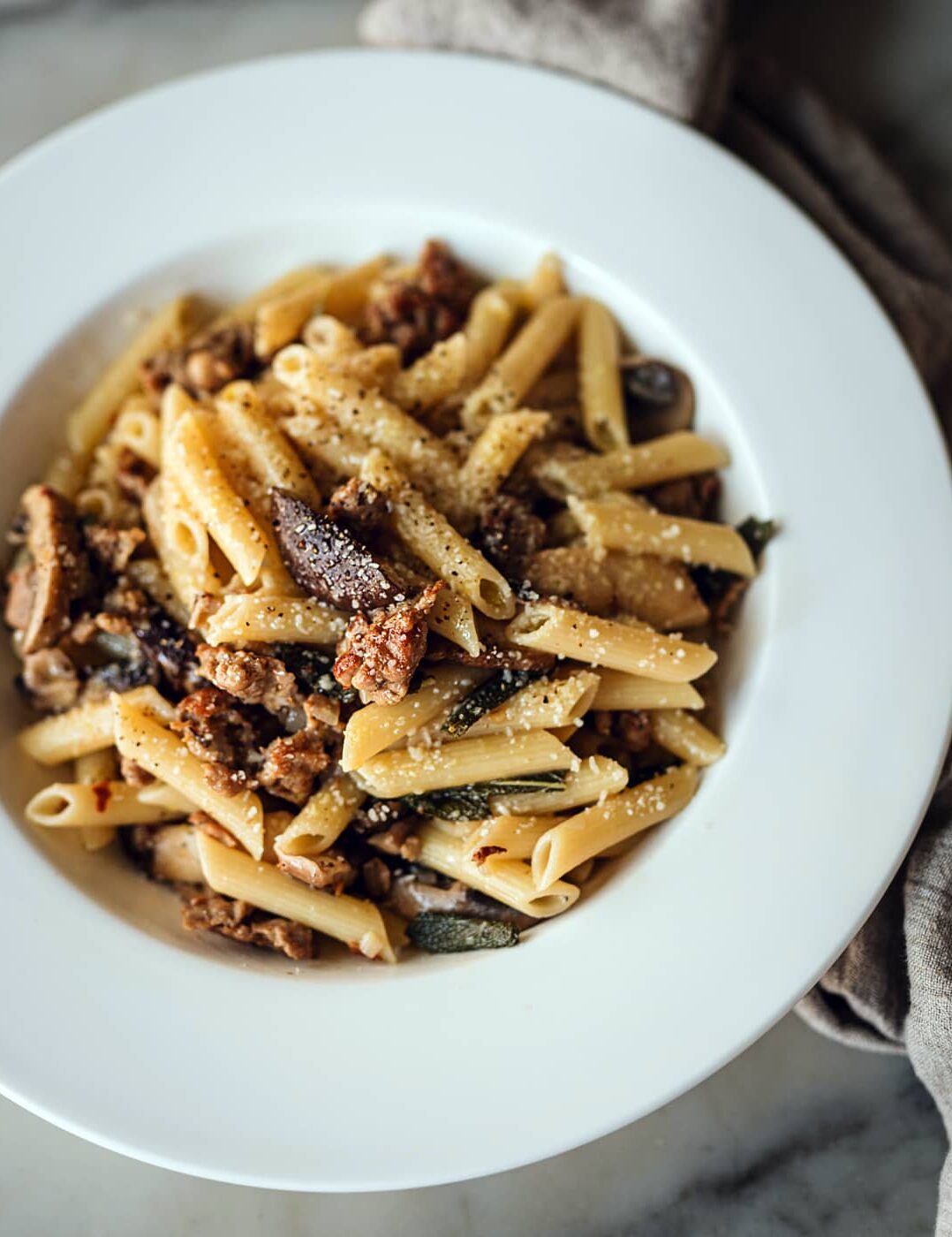 Penne avec champignons saucisses et sauge