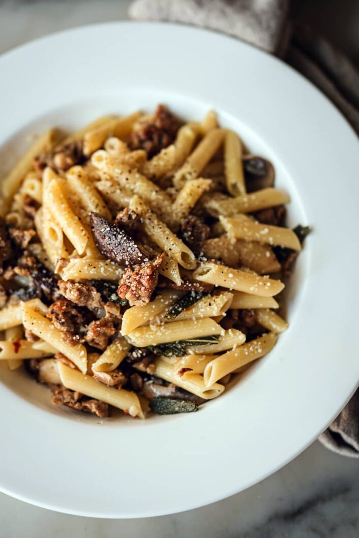 Penne avec champignons saucisses et sauge