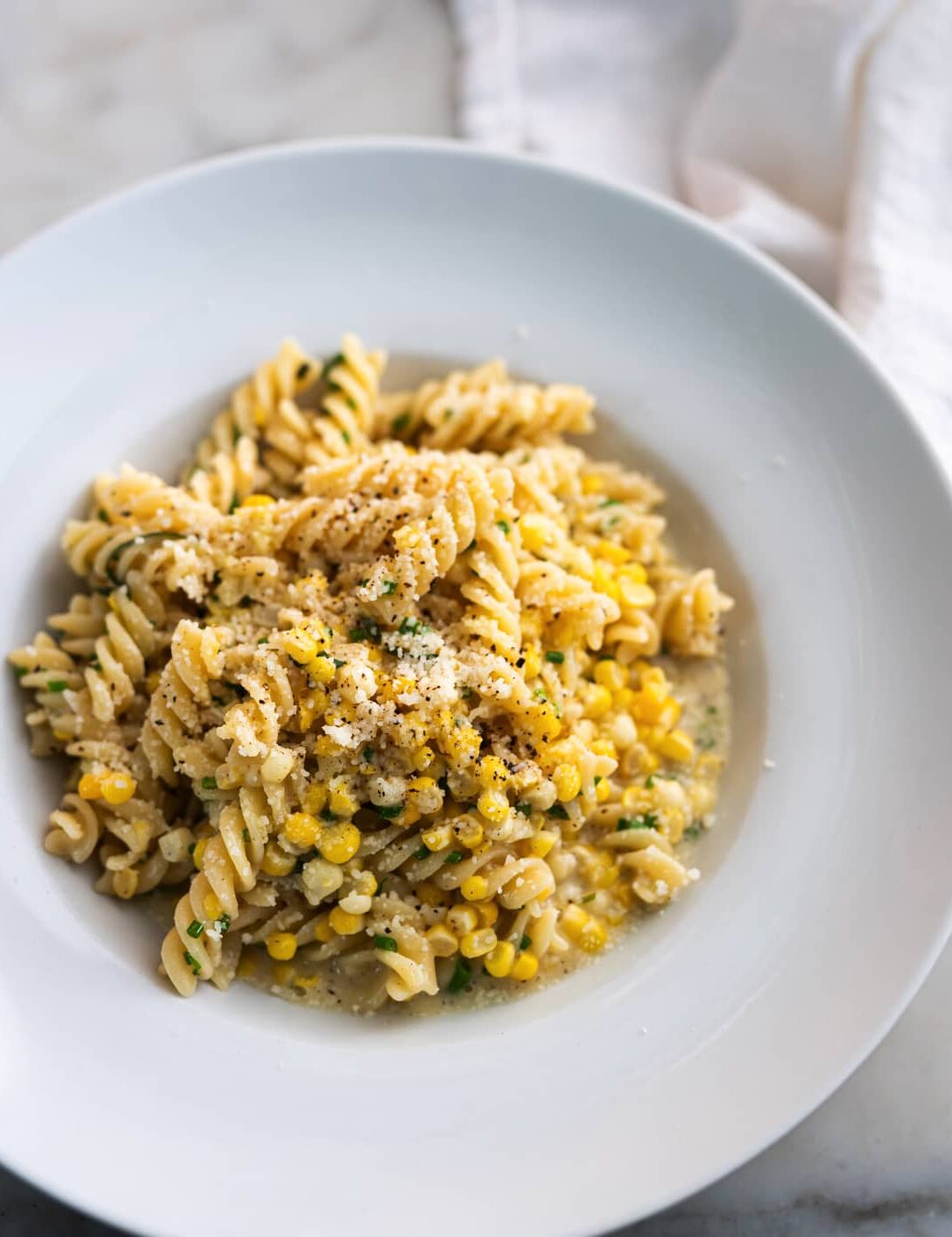 Fusilli cacio e pepe avec maïs