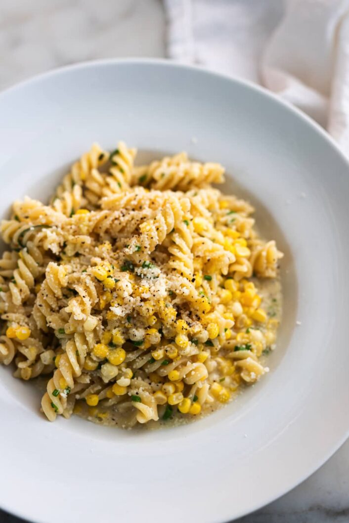 Fusilli cacio e pepe avec maïs