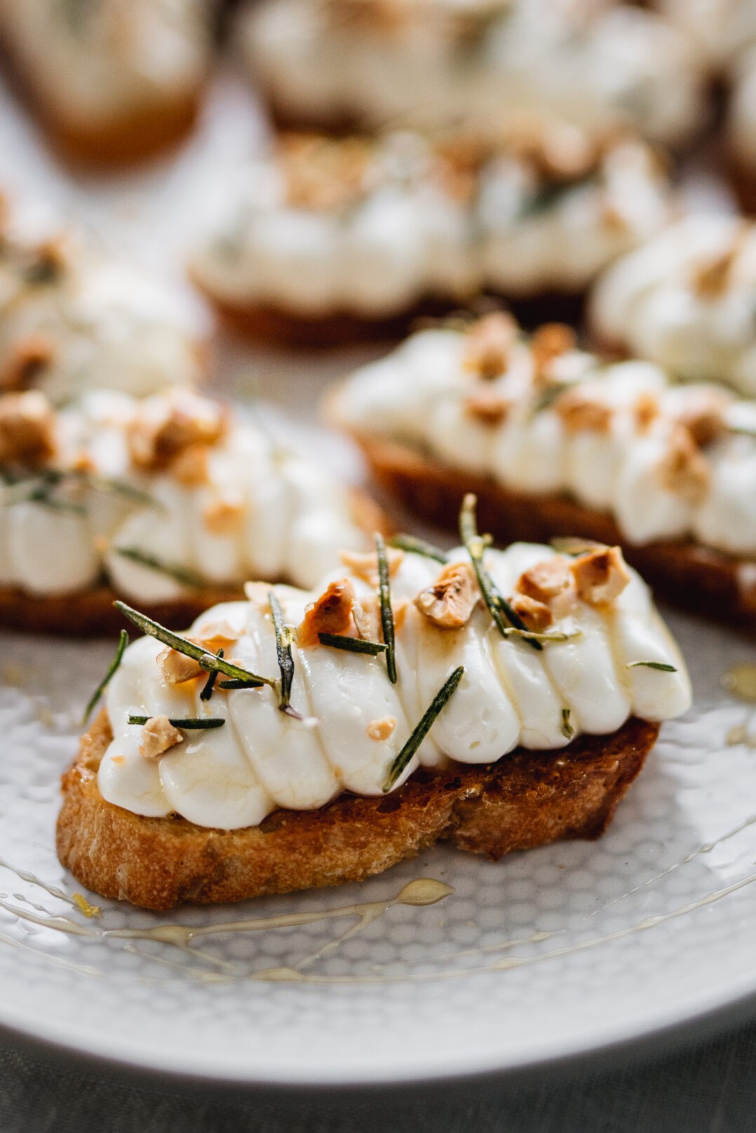 CROSTINIS RICOTTA, NOISETTES ET MIEL À LA TRUFFLE