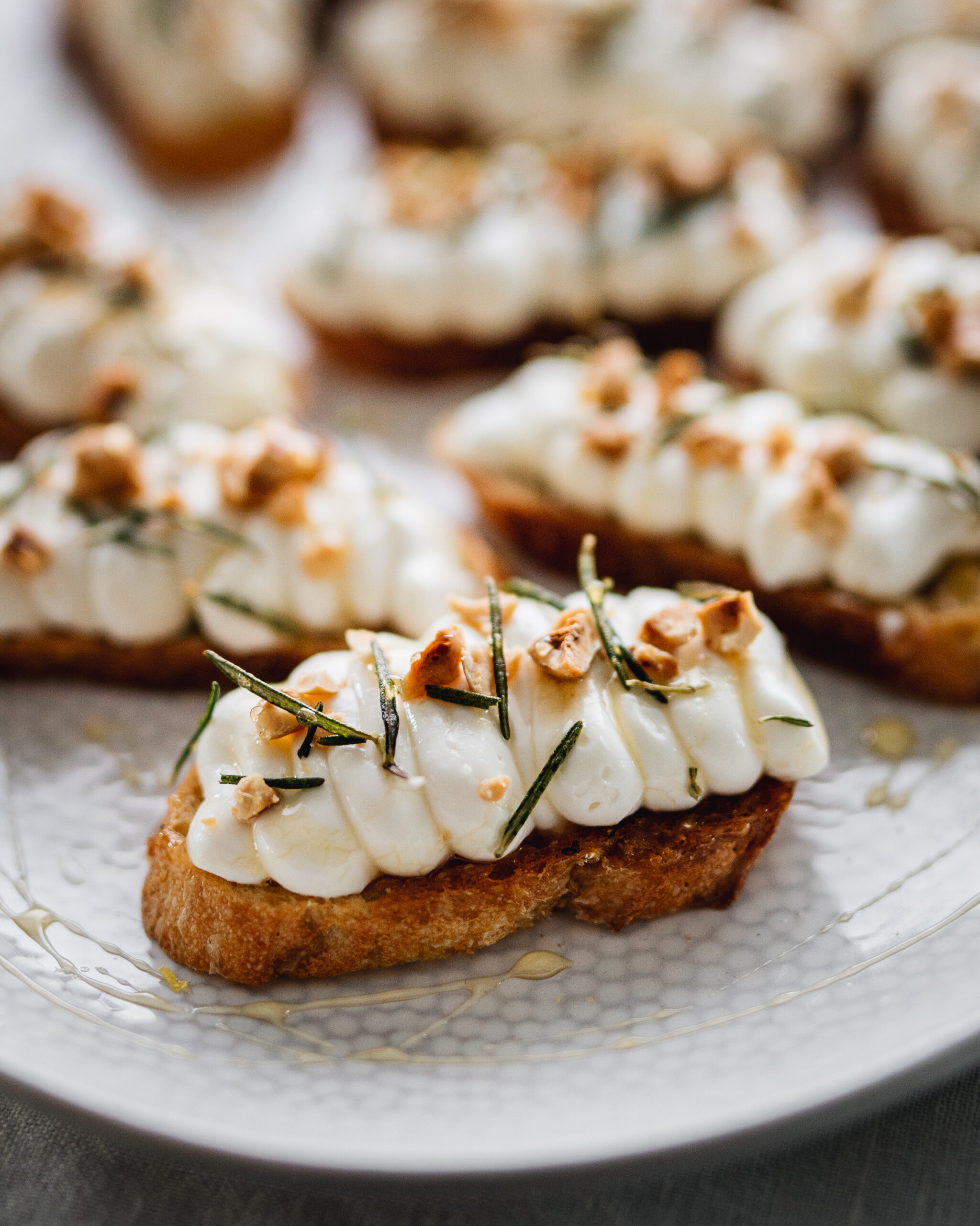 CROSTINIS RICOTTA, NOISETTES ET MIEL À LA TRUFFLE