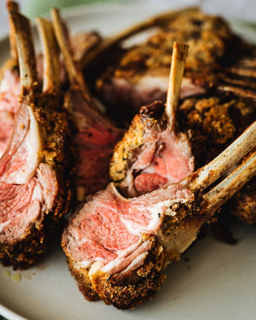 Carré d’agneau en croûte d’herbes