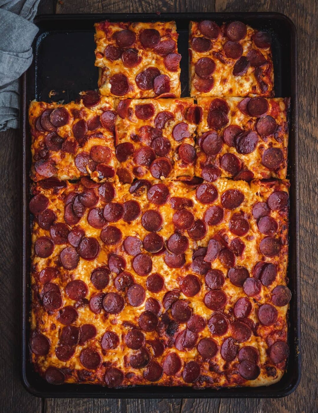 PIZZA AU PEPPERONI SUR UNE PLAQUE