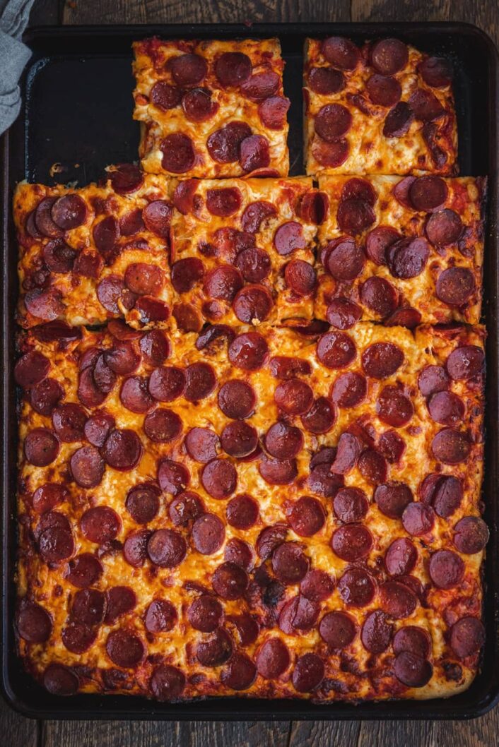 PIZZA AU PEPPERONI SUR UNE PLAQUE