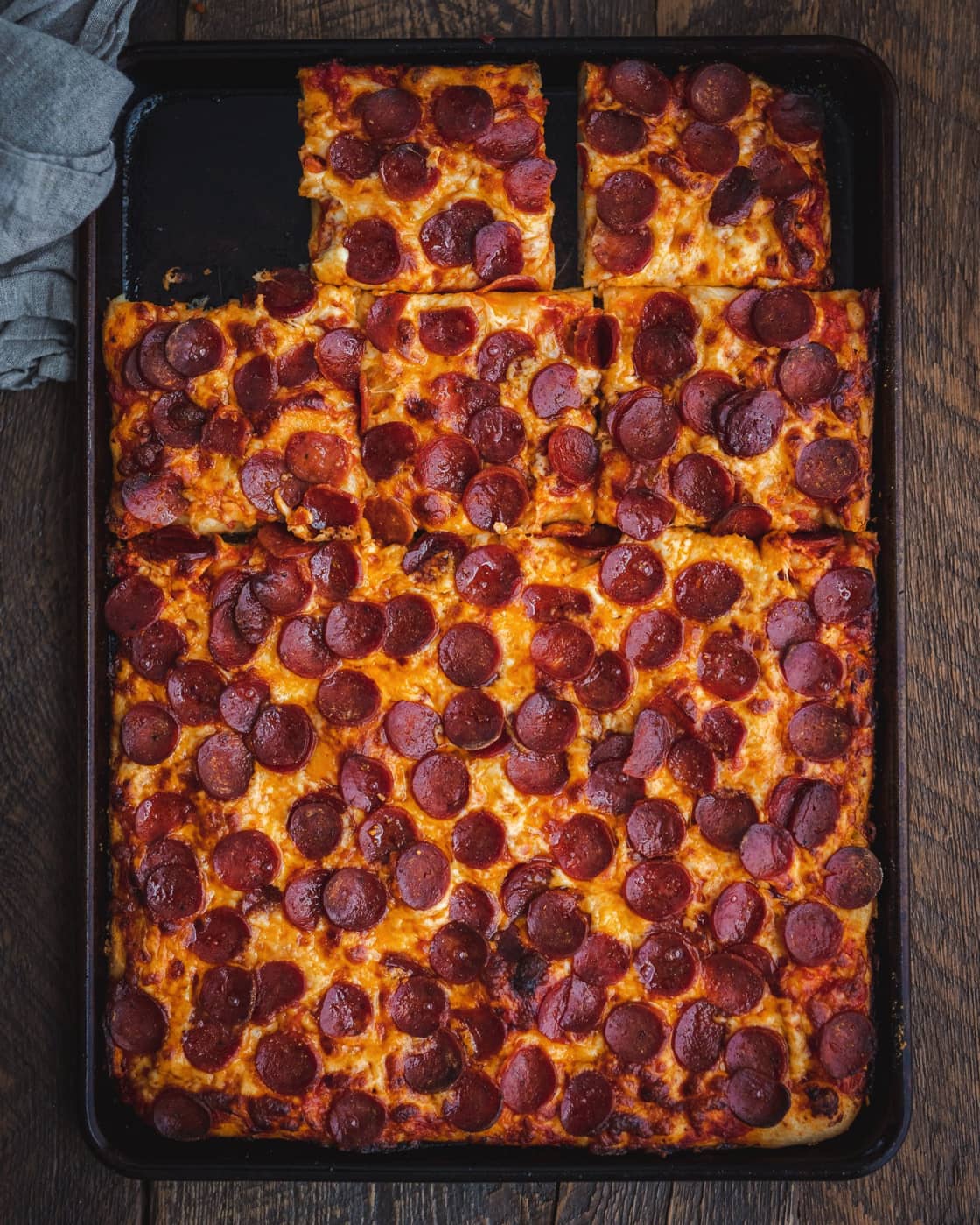 PIZZA AU PEPPERONI SUR UNE PLAQUE