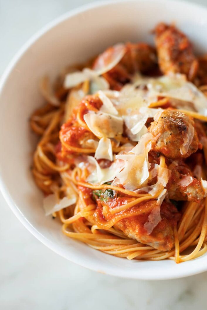 Linguine avec boulettes de saucisses