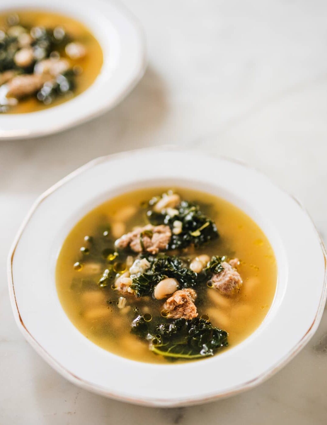 Soupe d’orge, kale, haricots et saucisse