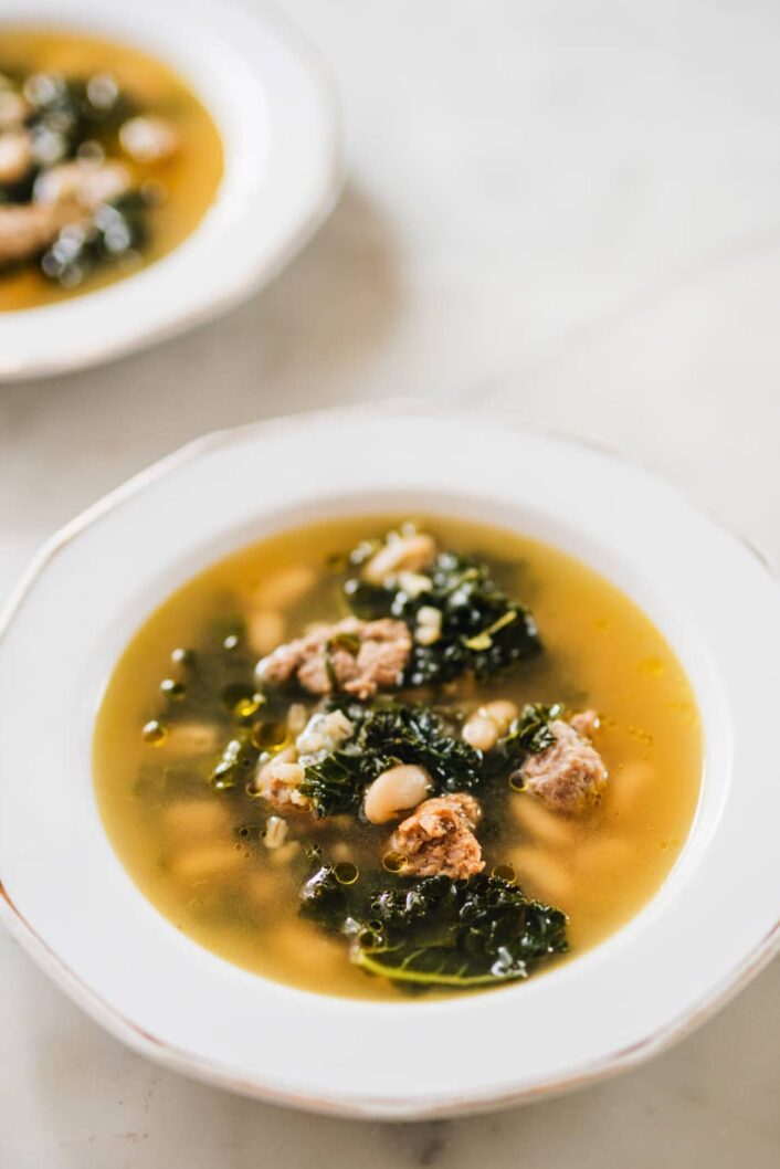 Soupe d’orge, kale, haricots et saucisse