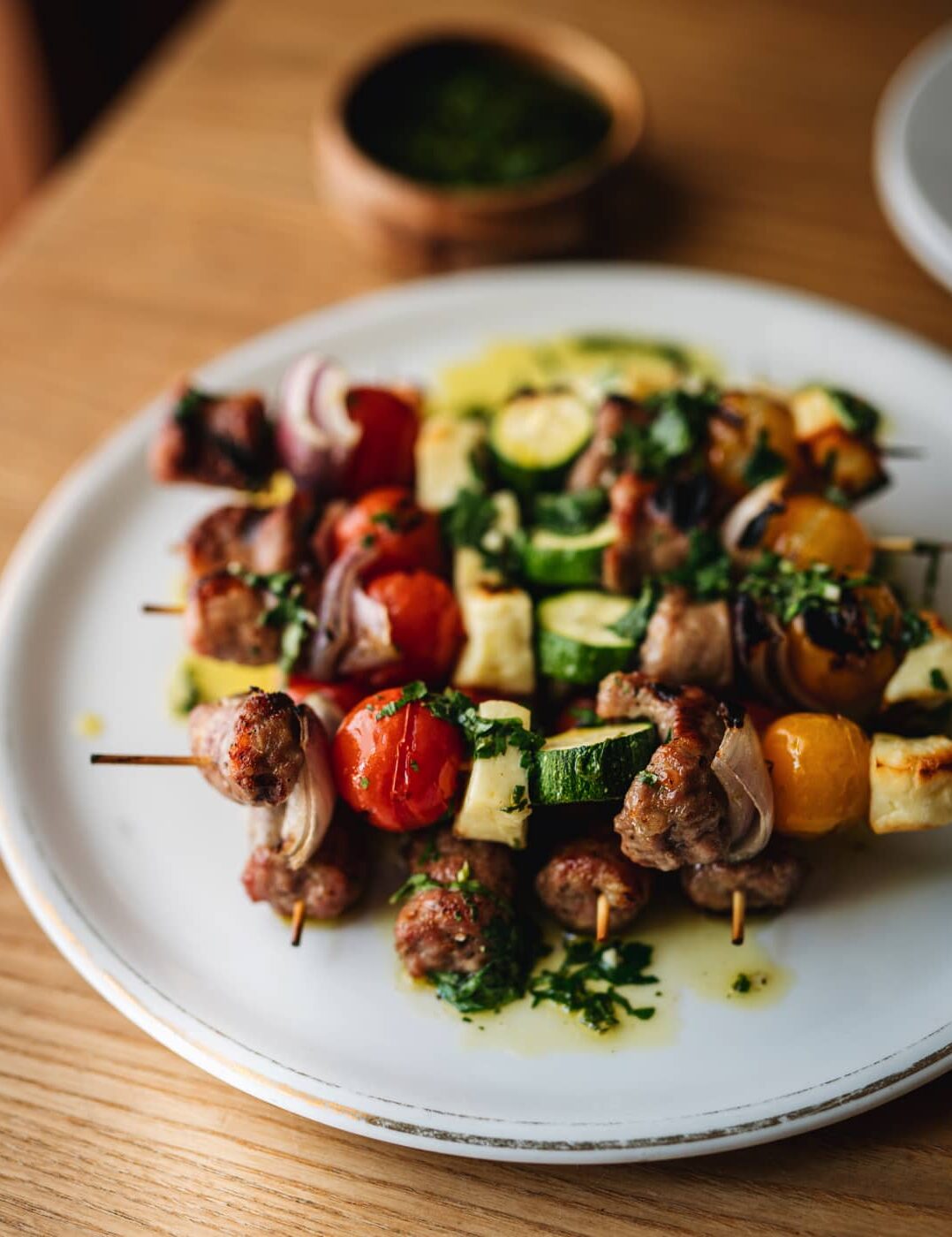 Brochettes saucisse et halloumi avec sauce chermoula