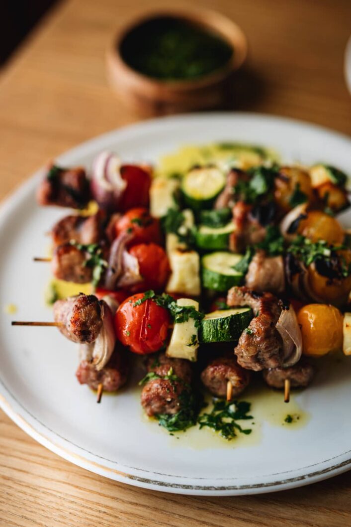 Brochettes saucisse et halloumi avec sauce chermoula