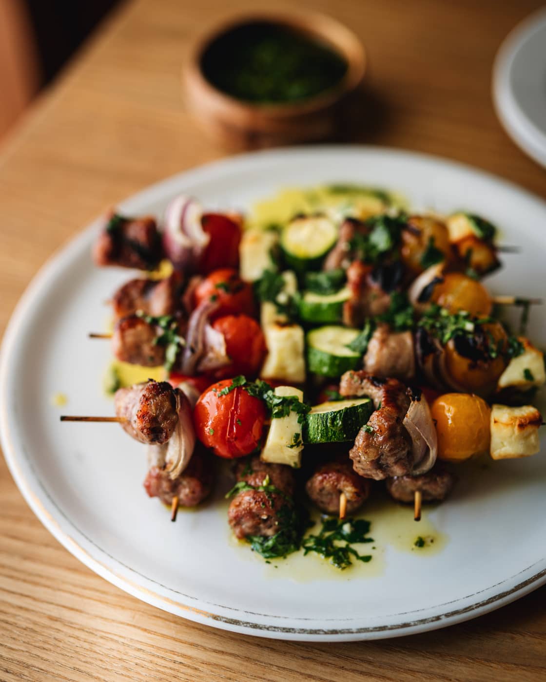 Brochettes saucisse et halloumi avec sauce chermoula
