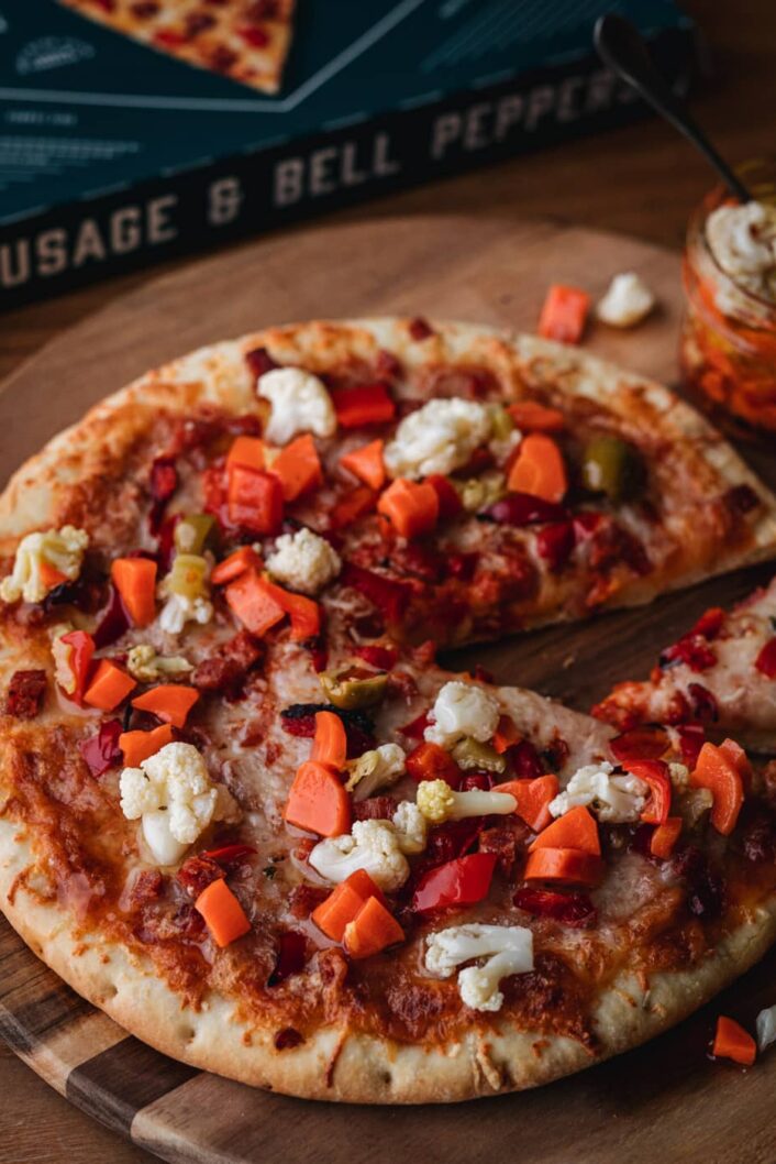 Pizza saucisses poivrons avec giardiniera