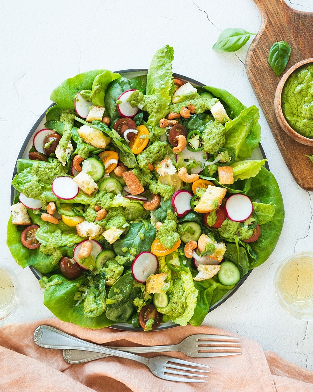 SALADE DÉESSE VERTE À L’AVOCAT ET AUX NOIX DE CAJOU