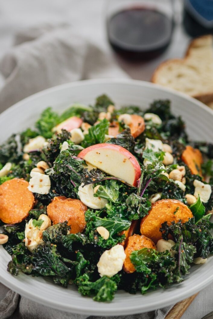 Salade de kale, patate douce, pomme et cheddar