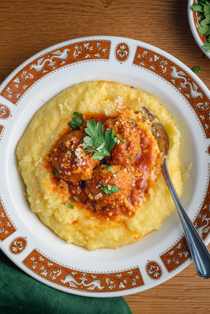 Boulettes de viande en sauce sur polenta