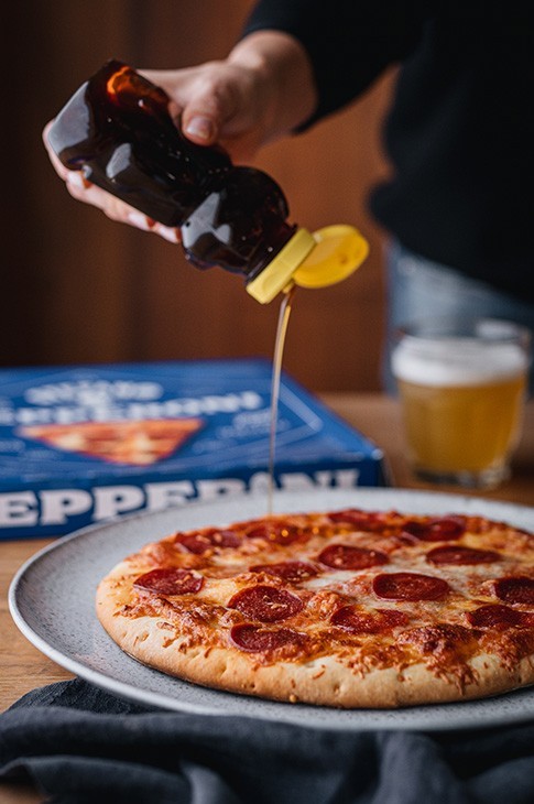 Du miel épicé sur une pizza? Oh que oui! Surtout une pizza pepperoni fromage. Un mariage étonnant de sucré et épicé. Pepperoni + fromage + miel épicé = vous ne voudrez plus vous en passer!