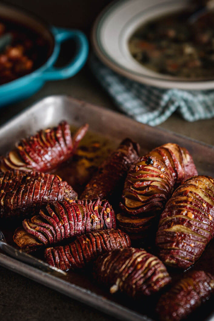 Patates douces Hasselback aux épices de porchetta, glacées à l’érable