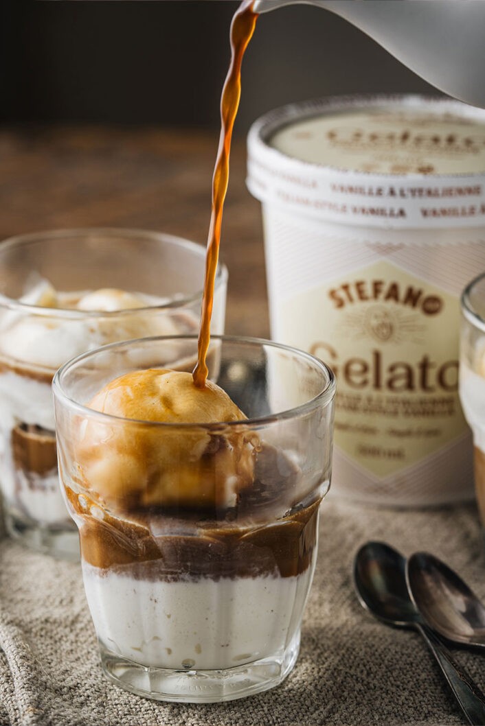 Ah l’affogato! Voulant littéralement dire « noyé » en italien, ce dessert-là c’est comme un sundae pour adultes et il a vraiment tout pour plaire. Le mélange du chaud et du froid, du sucré et de l’amertume. Sans compter qu’il est super facile à préparer! Deux ingrédients, trois étapes. On verse une dose d’espresso sur du gelato à la vanille. C’est tout.