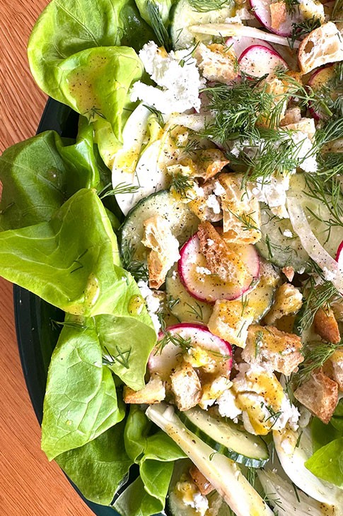Salade du chef avec vinaigrette au citron et sumac