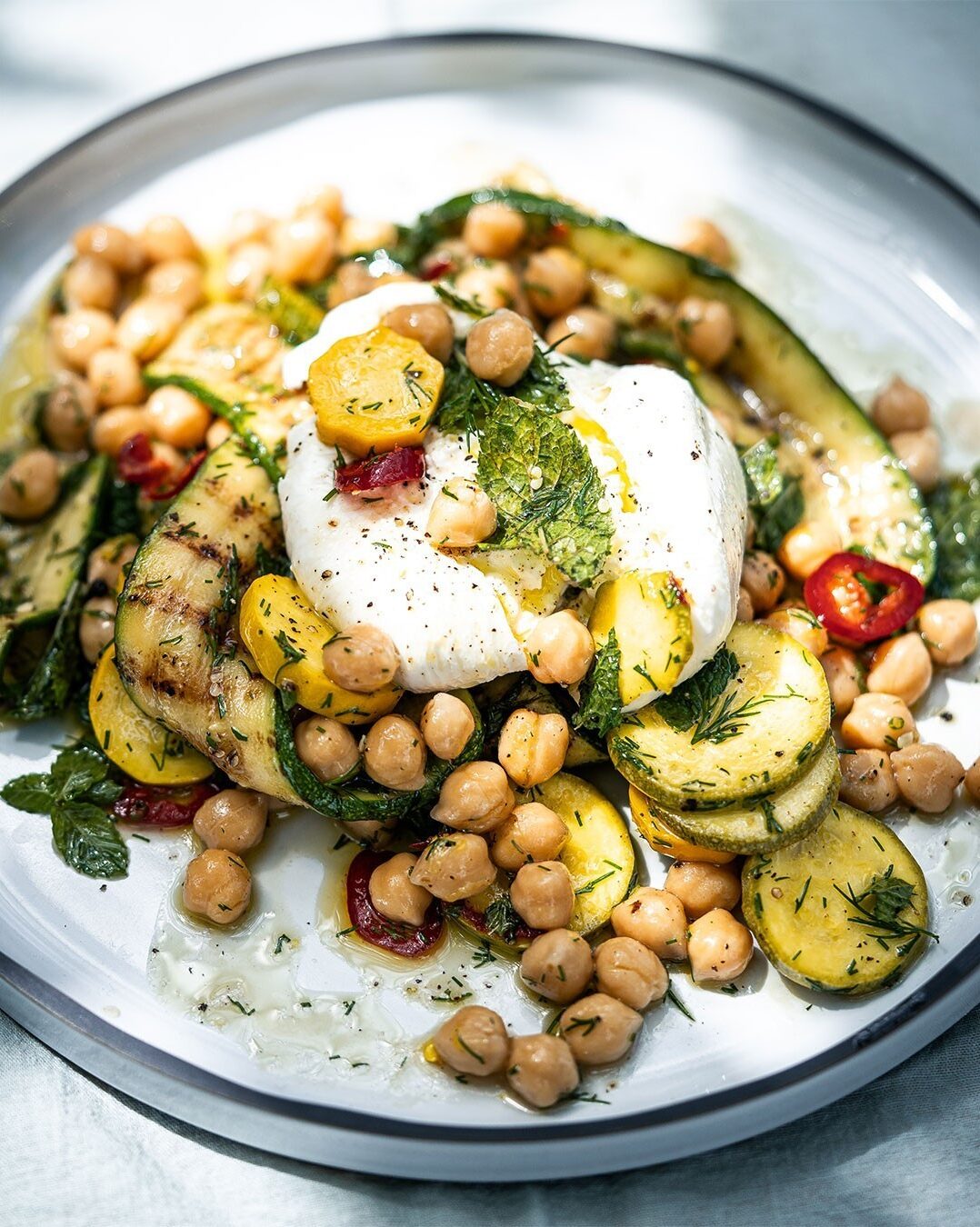 Salade zucchini, pois chiches et burrata