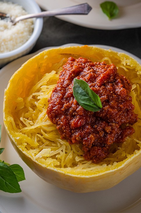 Courge spaghetti avec sauce à la viande