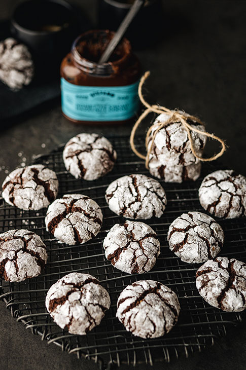 Si vous cherchez une recette de biscuits qui plaira à tous, les biscuits craquelés noisettes cacao sont tout indiqués! Favoris des petits et des grands, ces biscuits sont faciles à réaliser, avec des ingrédients simples et la pâte peut se conserver au frigo jusqu'au moment de les cuire, pratique comme tout!