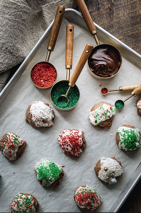 Nos biscuits à la ricotta et à la tartinade noisettes cacao deviendront sûrement les favoris de la famille. Faciles à faire, ils se congèlent bien avant ou après la cuisson, comme ça on en a toujours sous la main quand on en a envie.