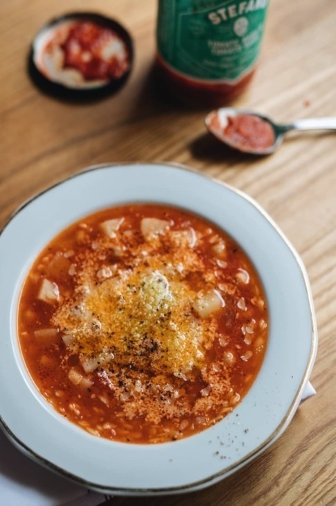 Lorsque vous cherchez une soupe-repas qui réchauffera cœurs et âmes, ne cherchez pas plus loin que la Toscane! Remplie de légumes et légumineuses cette soupe est rassasiante et goûteuse. La simplicité même dans un bol. On la sert avec du parmesan et un bon pain croûté.