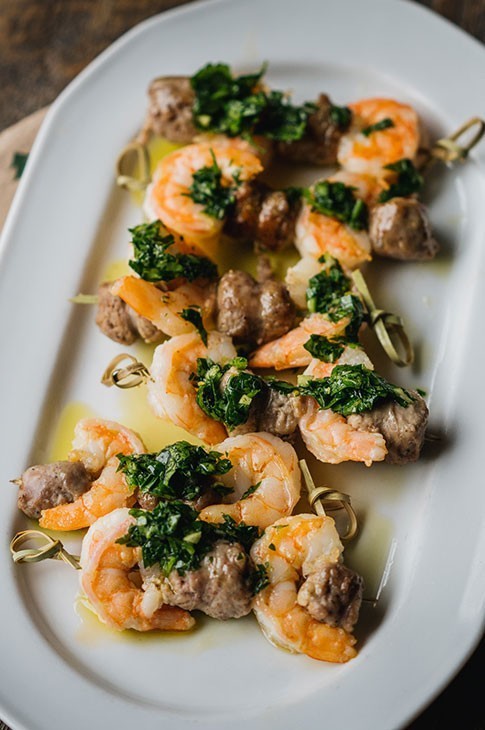 Brochettes de crevettes et saucisses avec gremolata: Le concept « terre et mer » en format amuse-gueule pour votre prochain apéro!