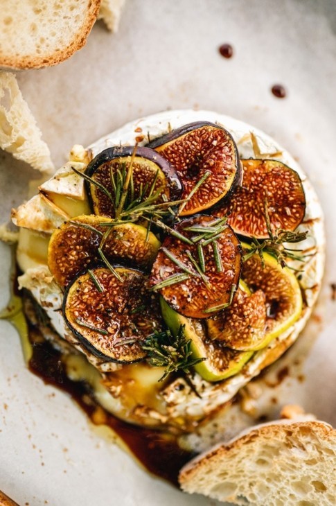 Bakes camembert with figs and balsamic vinegar: The perfect starter for a relaxed evening of hosting. As an aperitif or starter, all you need is five ingredients and no dishes!