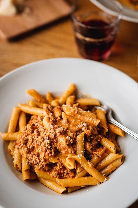 The best of both worlds on a single plate. If you like rosée sauce and meat sauce, this recipe is for you. A mixture of pork and beef, garlic, cream, and tomato sauce. Definitely a dish to let gently simmer and warm up the house on a cold winter's day.