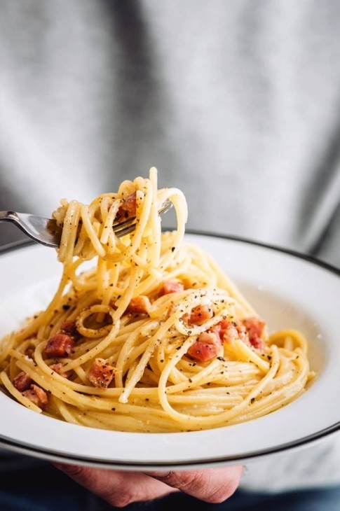 Un des plats de pâtes les plus connus de Rome, le spaghetti carbonara est un plat mythique, un classique incontournable des trattorias romaines. Crémeux à souhait, n'hésitez pas à utiliser du bacon à la place du guanciale et surtout n'oubliez pas de conserver un peu d'eau de cuisson, c'est ça le secret pour une texture onctueuse!