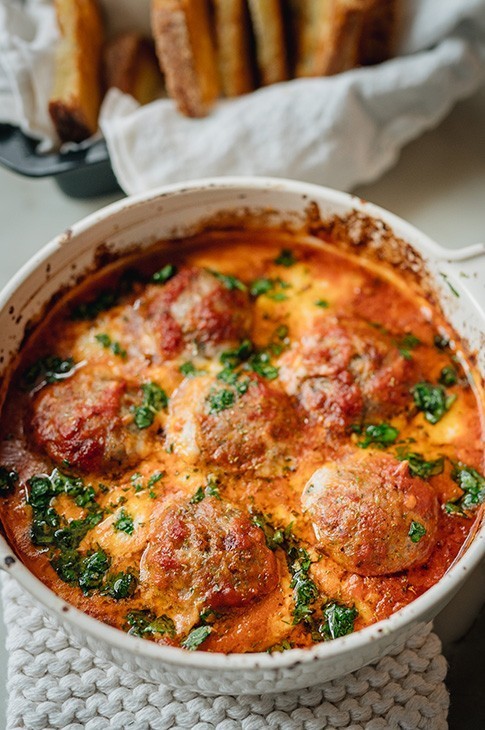 Avec nos boulettes prêtes à cuire, pas besoin de grande planification pour rendre les plus difficiles à table heureux . Une recette où vous n'avez qu'à assembler et à mettre au four.