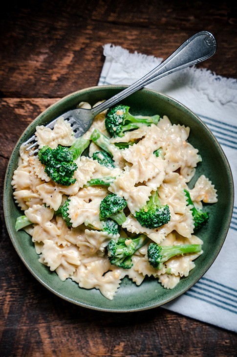 Ces farfalles crémeuses en sont la preuve! Prêtes en moins de 30 minutes, elles sont réconfortantes, savoureuses et santé grâce aux bouquets de brocoli qui se cachent sous la sauce fromagée.