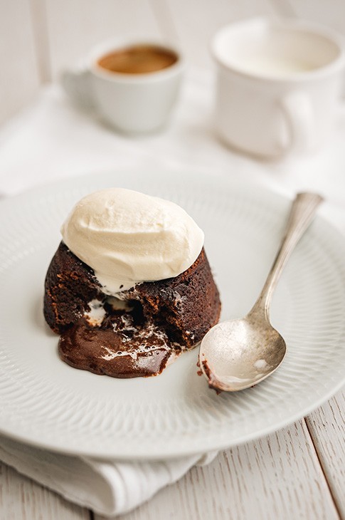 Qui n'aime pas le gâteau fondant au chocolat? Ne soyez pas intimidé par cette recette et osez la faire avec les enfants qui adoreront voir le fruit de leurs efforts. À servir avec de la crème glacée et des noisettes rôties.