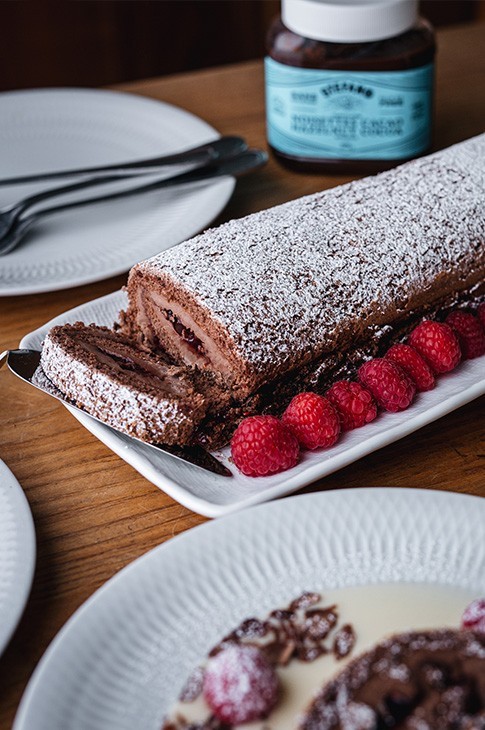 Besoin d'inspiration pour un dessert de St-Valentin ou pour un d'anniversaire? J'adore faire ce gâteau au chocolat qui impressionne toujours! Garni d'un mélange de fromage mascarpone et de tartinade noisettes cacao sur lequel on tartine de la confiture de framboises, il est léger et moelleux. Son seul défaut? Il y a rarement de restants.