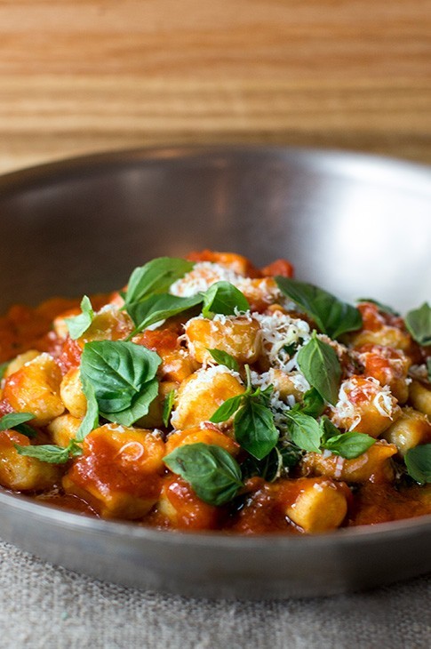 Les gnocchi sont généralement faits avec des patates, mais cette version à la ricotta les rends légers et moelleux. On accepte de vous donner notre recette, preuve que les bonnes choses sont faites pour être partagées!