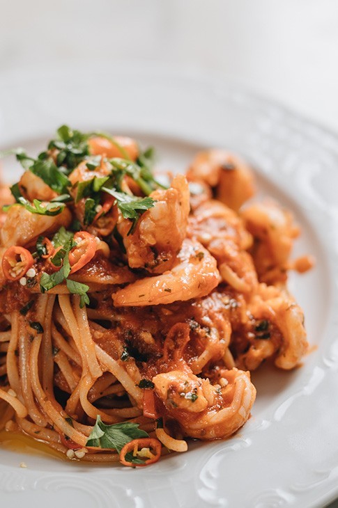 Une recette de pâtes facile pour les amateurs de fruits de mer. La sauce arrabbiata vient rajouter cette petite touche de piquant tant apprécié et se marie parfaitement au goût salé des crevettes. Remplacez-les par les fruits de mer ou crustacés de votre choix.